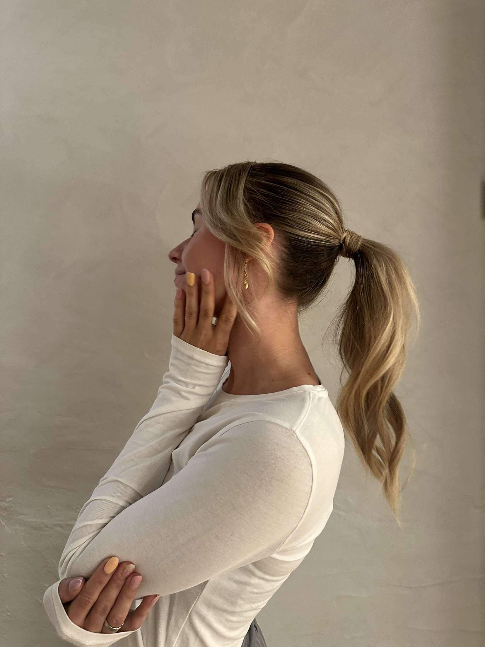 Lys balayage med mykt fall, samlet i en lav hestehale